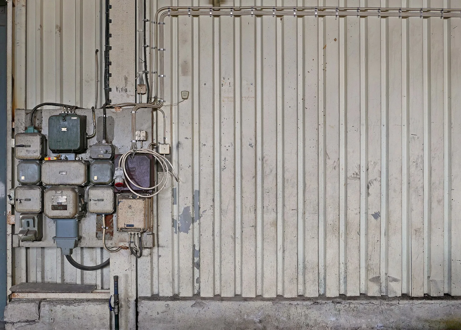 Electrical connections in a boiler